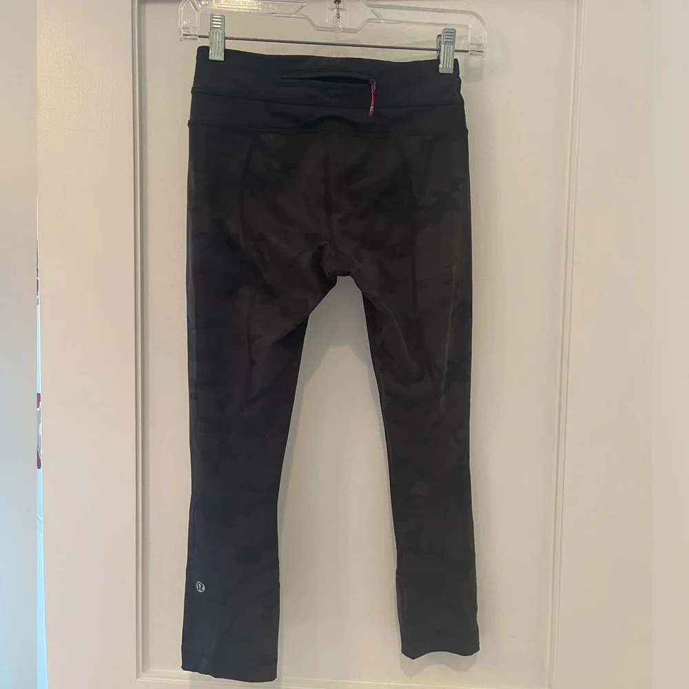Lululemon Run: Inspire Crop II *All Luxtreme in Savasana Camo Black | SZ 2 - Picture 10 of 13